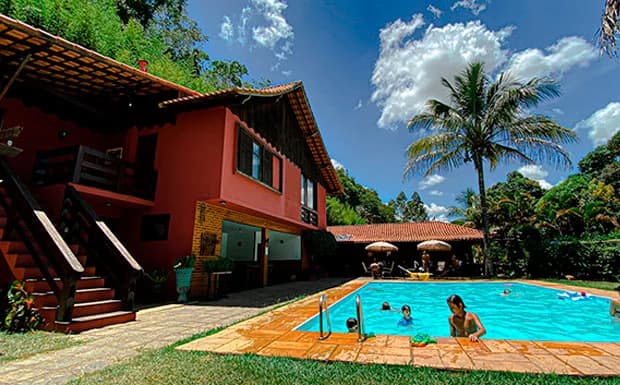 Piscina e área verde